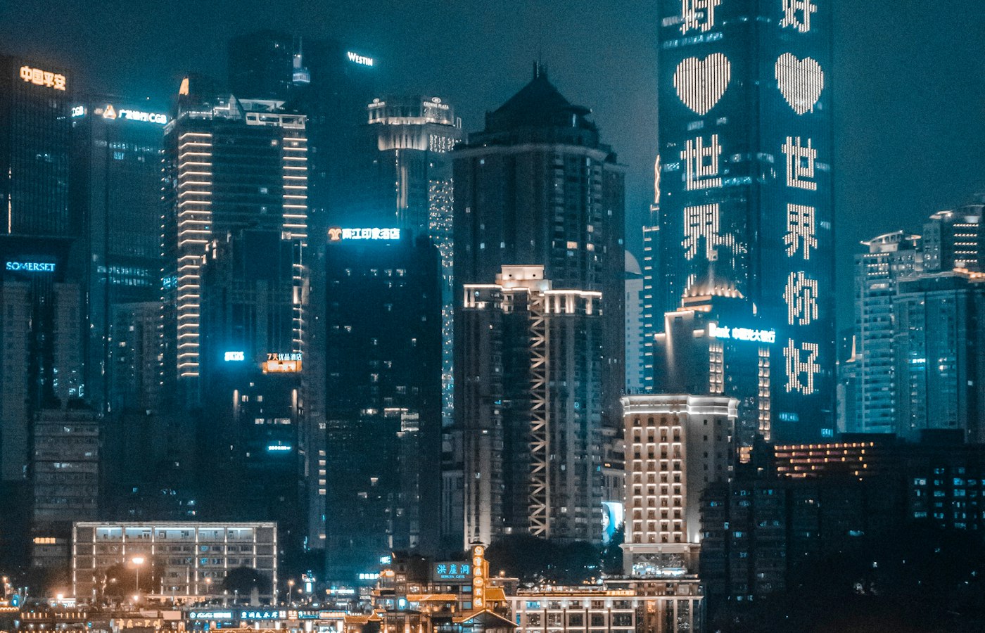 重庆市中心夜晚灯火通明的玻璃高楼