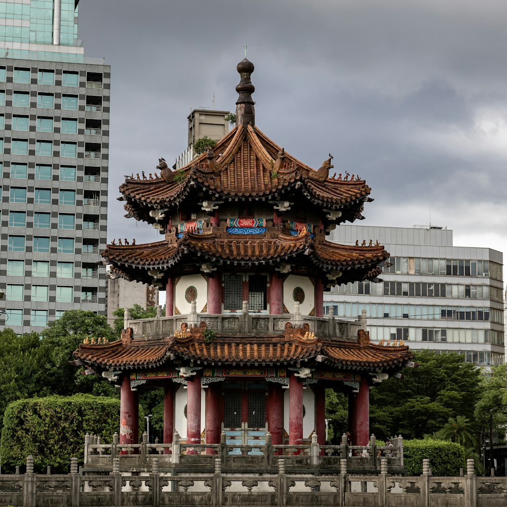 昆明城市公園裡一座裝飾精美的傳統亭閣